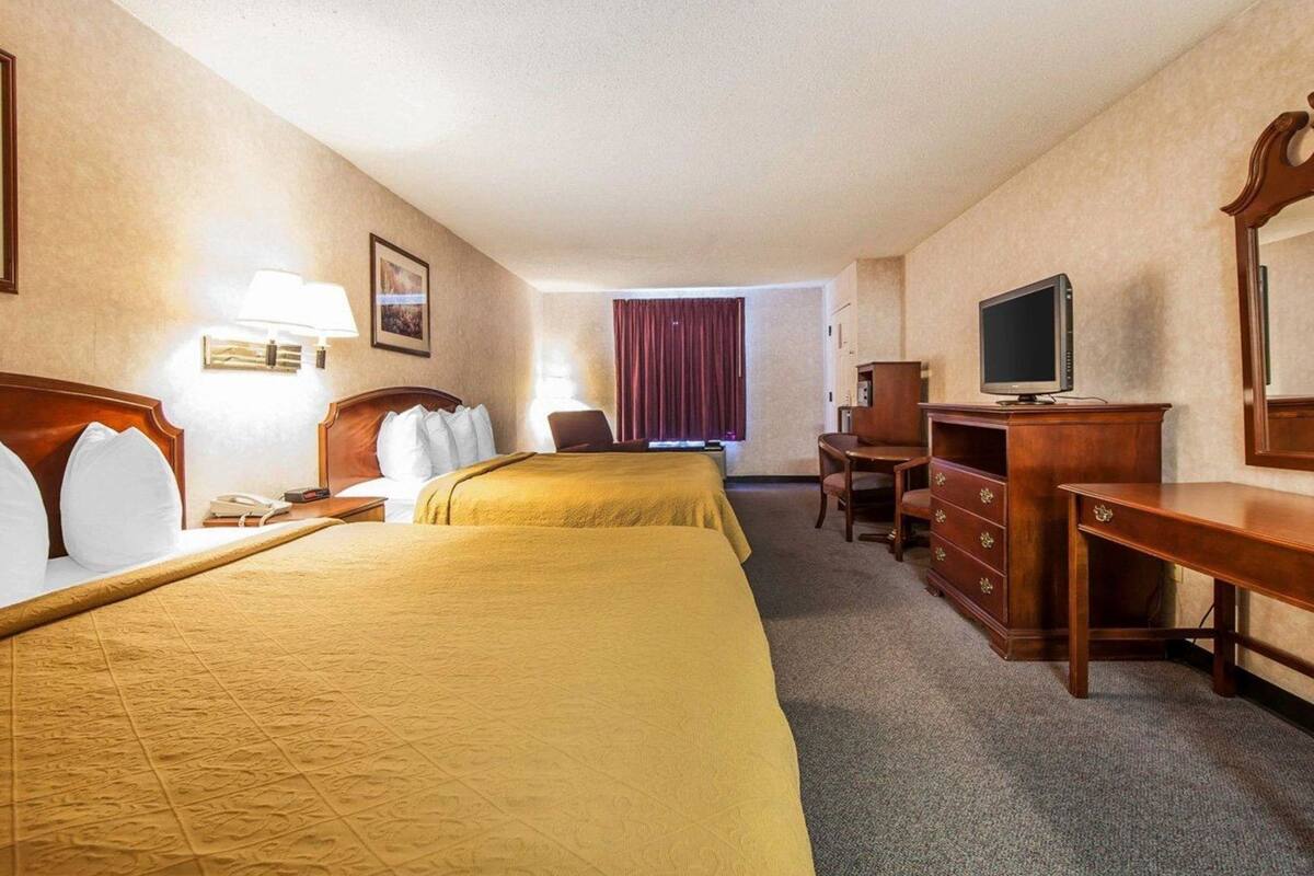 Premium bedding, desk, iron/ironing board, free WiFi