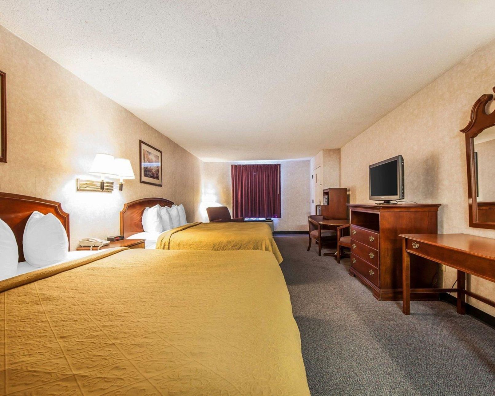 Premium bedding, desk, iron/ironing board, free WiFi
