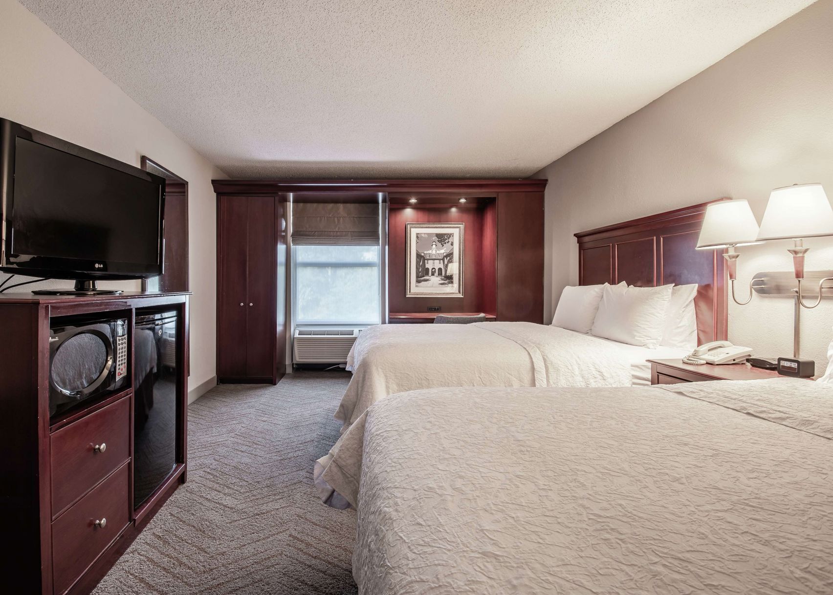 خزنة داخل الغرفة ومكتب ومساحة عمل للكمبيوتر المحمول وستائر تعتيم