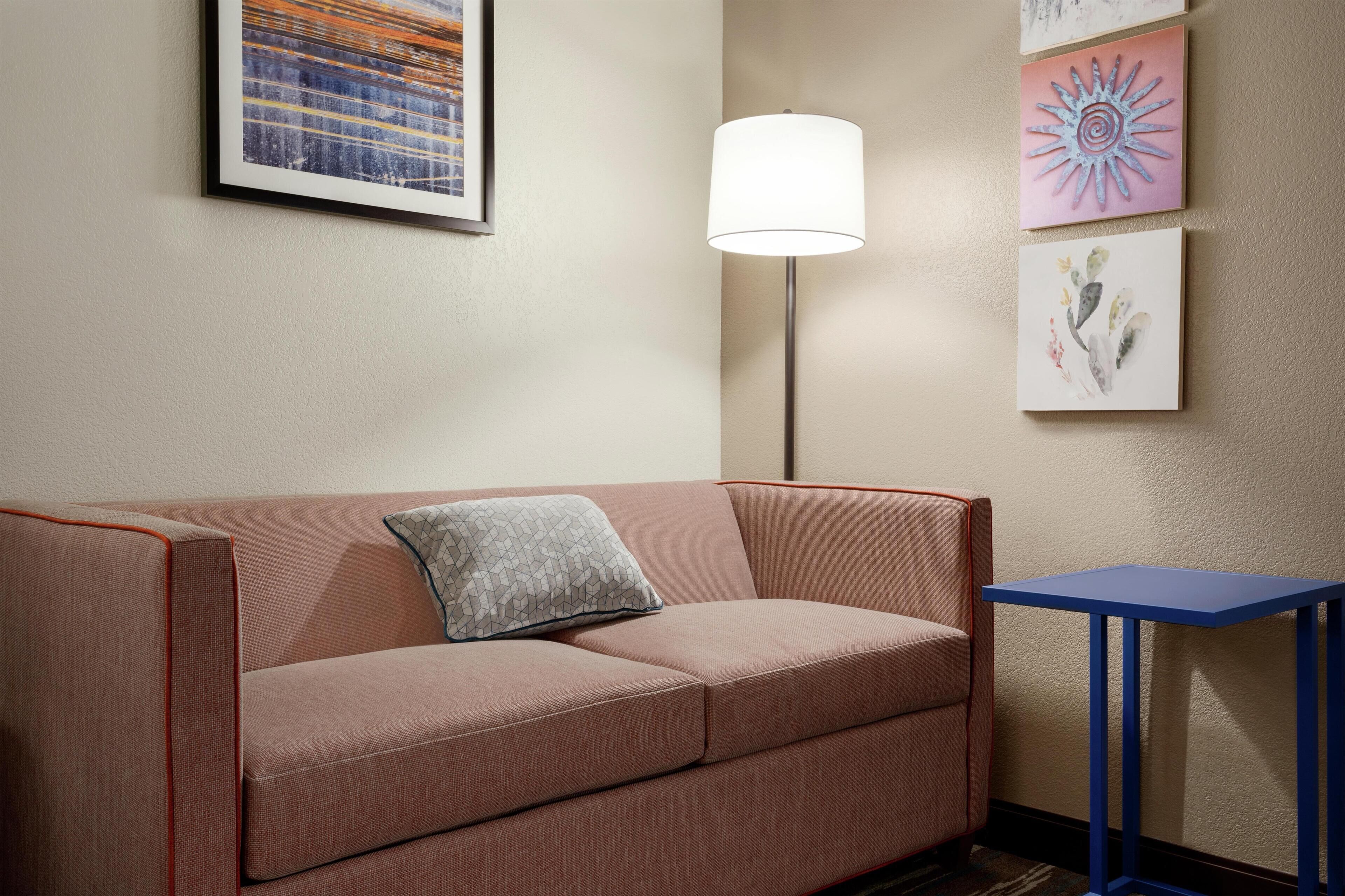 Rom, 1 kingsize-seng med sovesofa (Study) | Oppholdsområde | En 43-tommers Flatskjerm-TV med kabel-kanaler samt TV