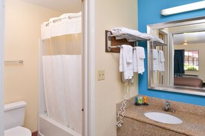 Combined shower/bathtub, free toiletries, hair dryer, towels