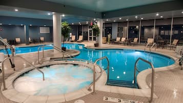 Innendørsbasseng og solsenger