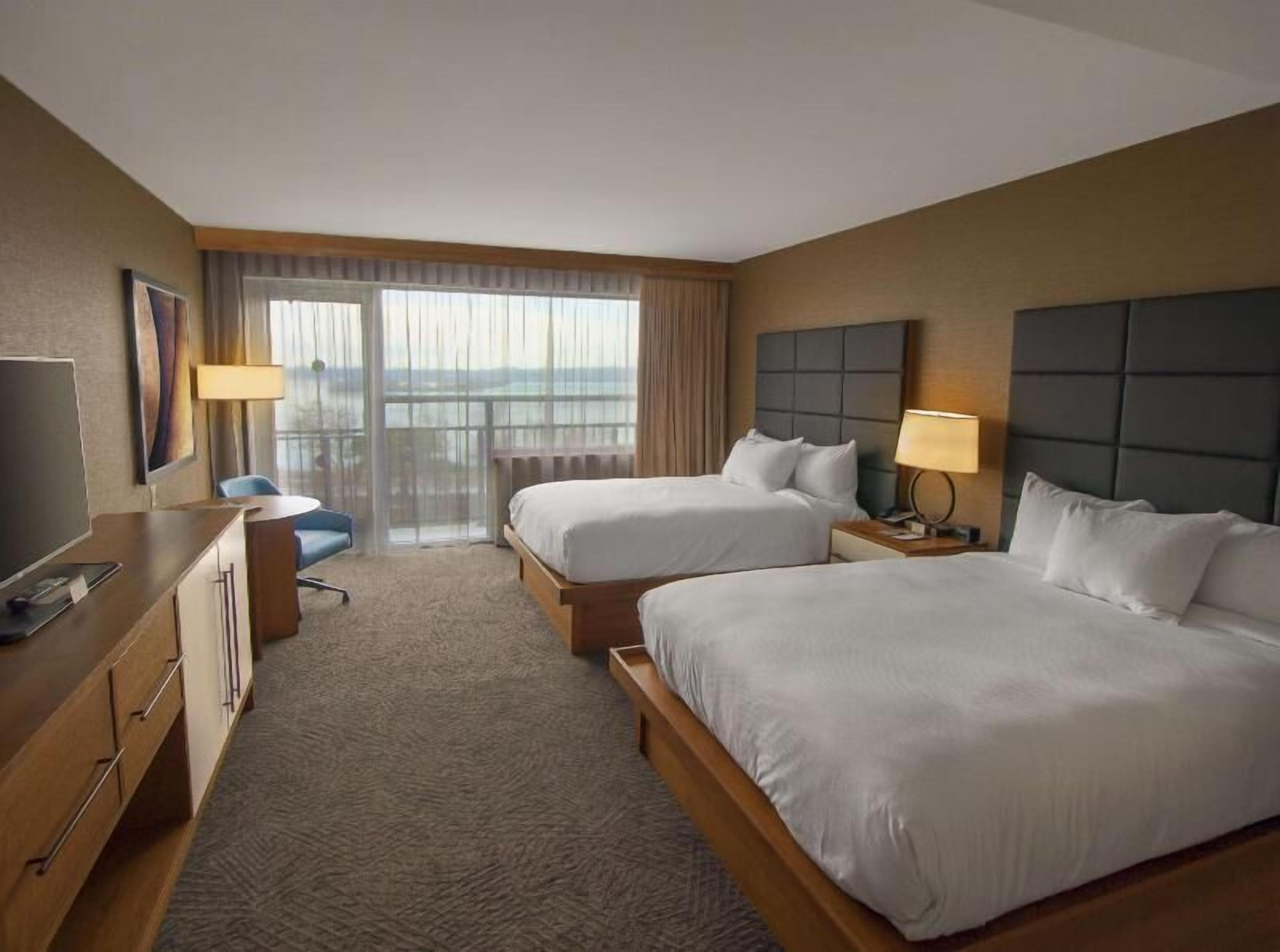 Premium bedding, in-room safe, iron/ironing board