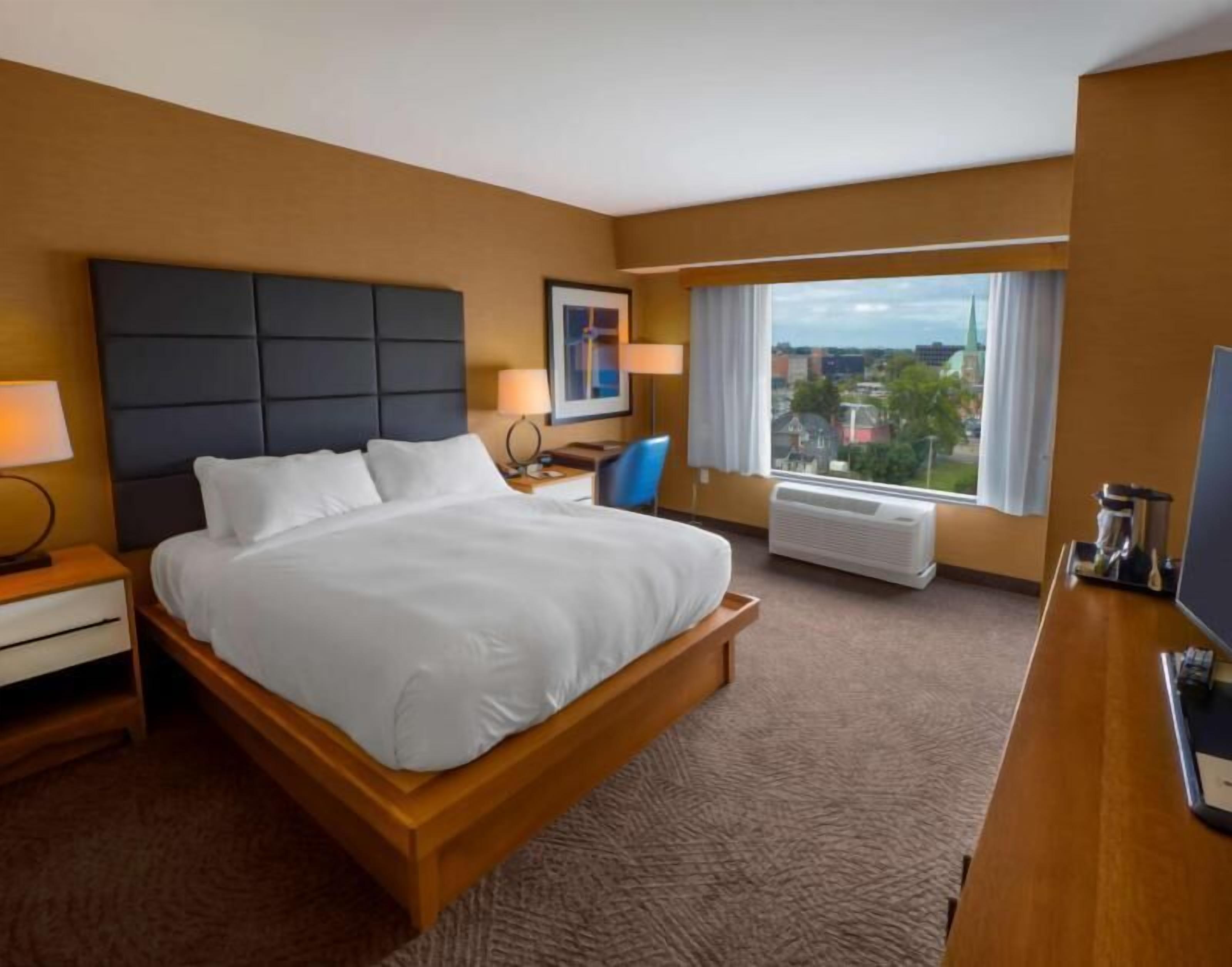 Premium bedding, in-room safe, iron/ironing board