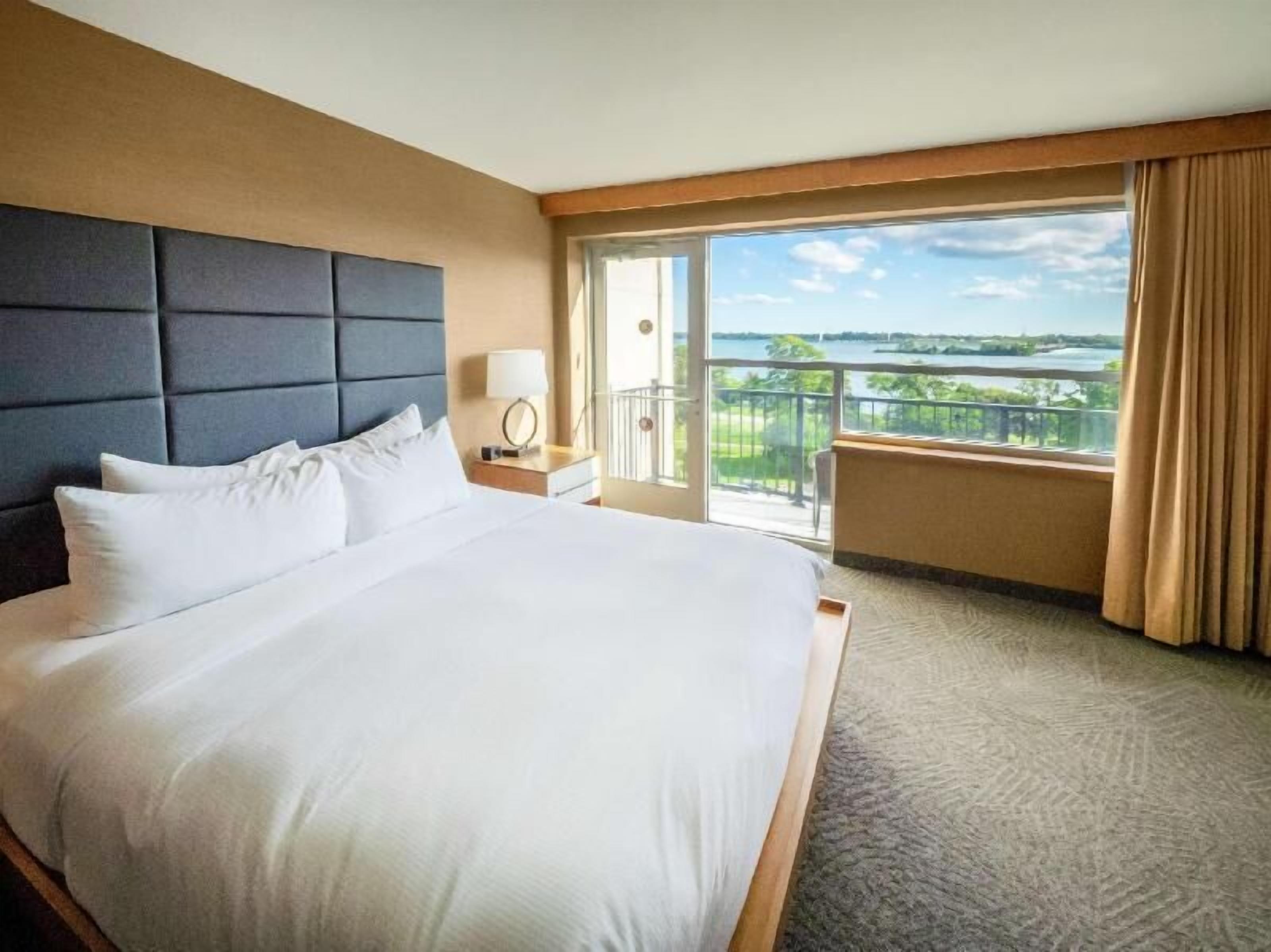 Premium bedding, in-room safe, iron/ironing board