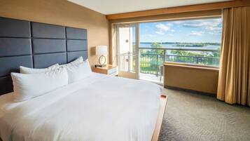 Chambre, 1 très grand lit, balcon, vue sur le fleuve | Literie de qualité, coffre-fort, fer et planche à repasser