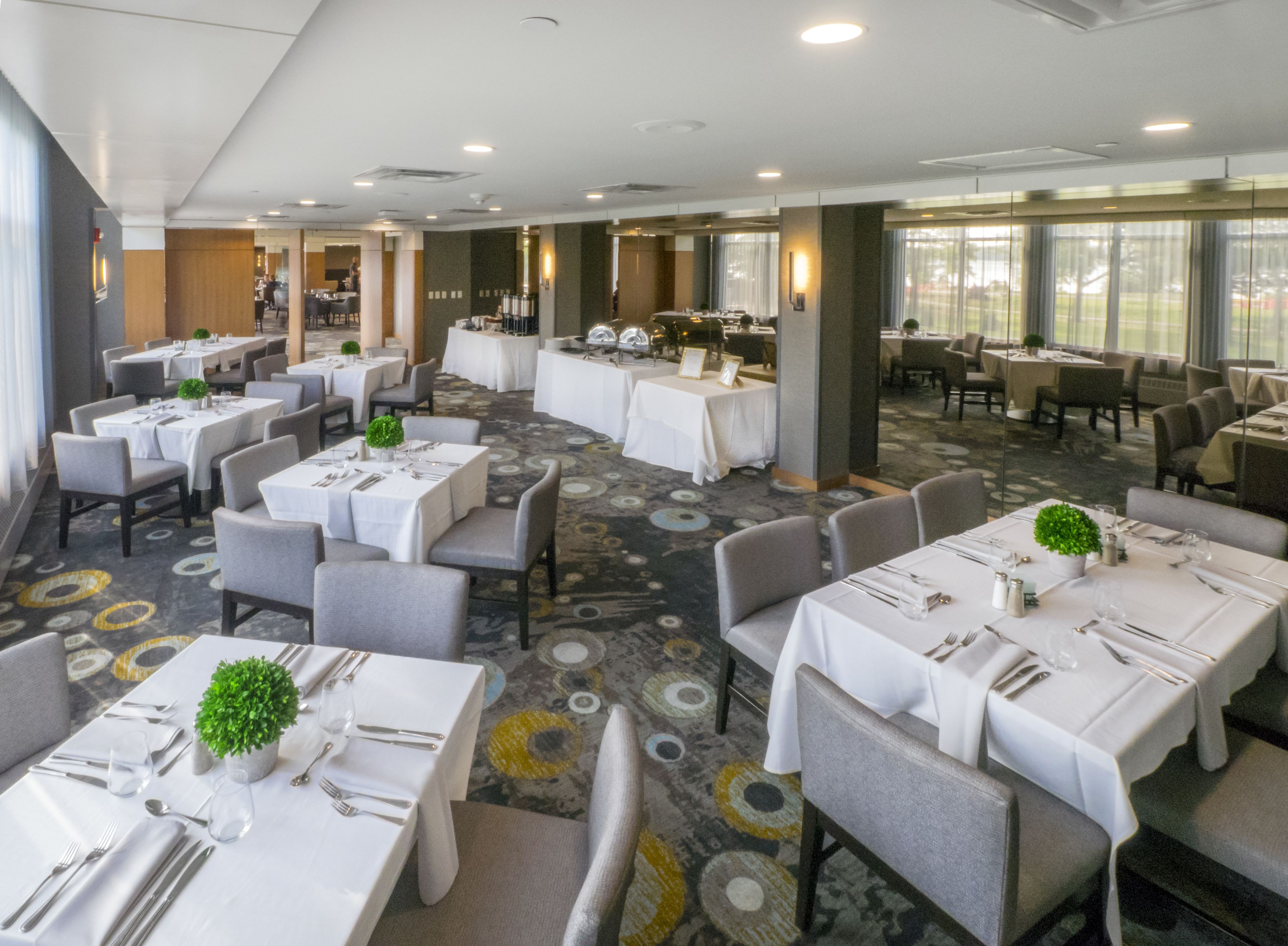 Petit déjeuner, déjeuner et dîner servis sur place