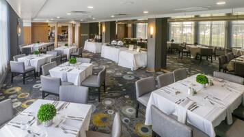 Petit déjeuner, déjeuner et dßner servis sur place