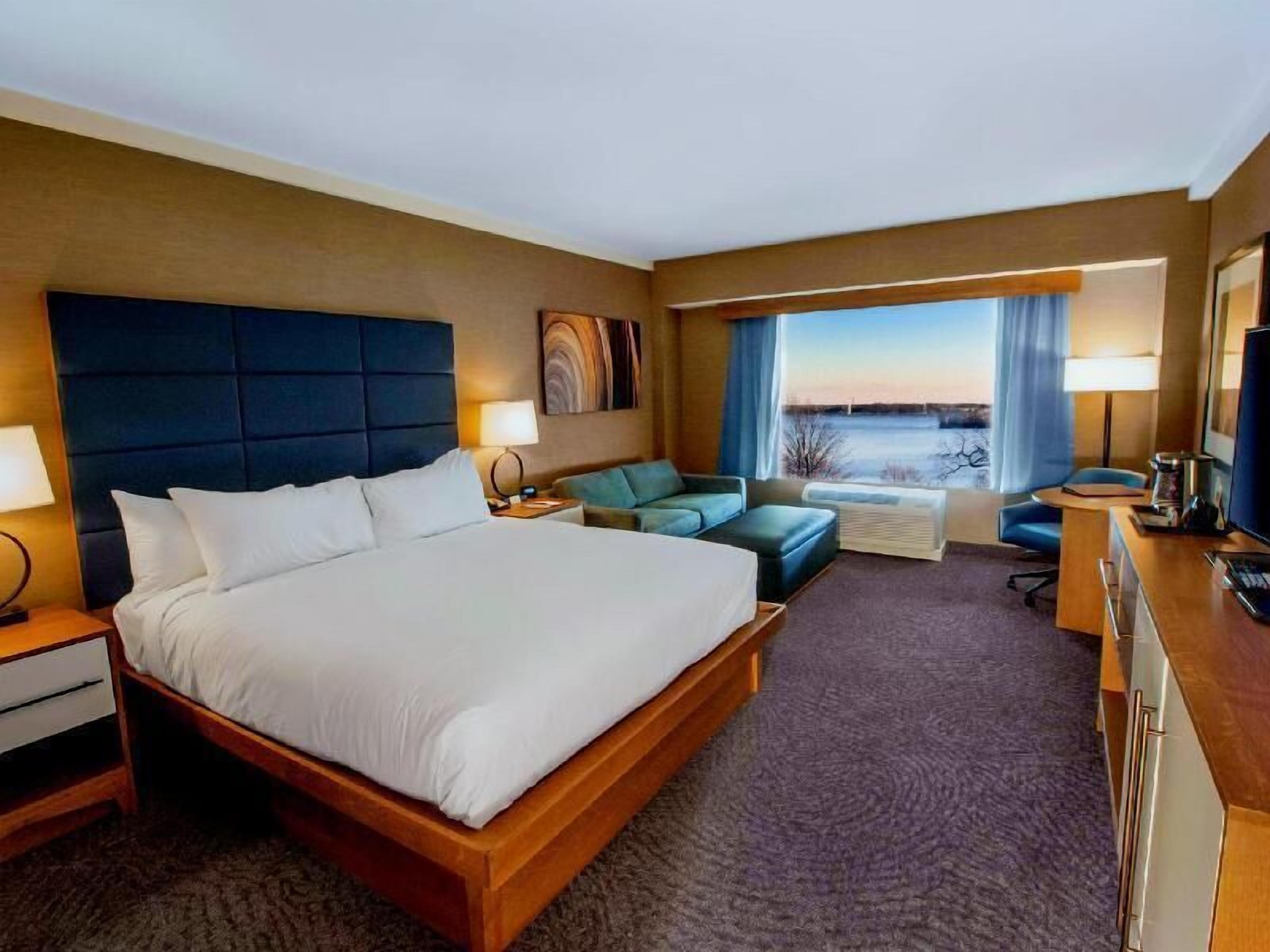 Premium bedding, in-room safe, iron/ironing board
