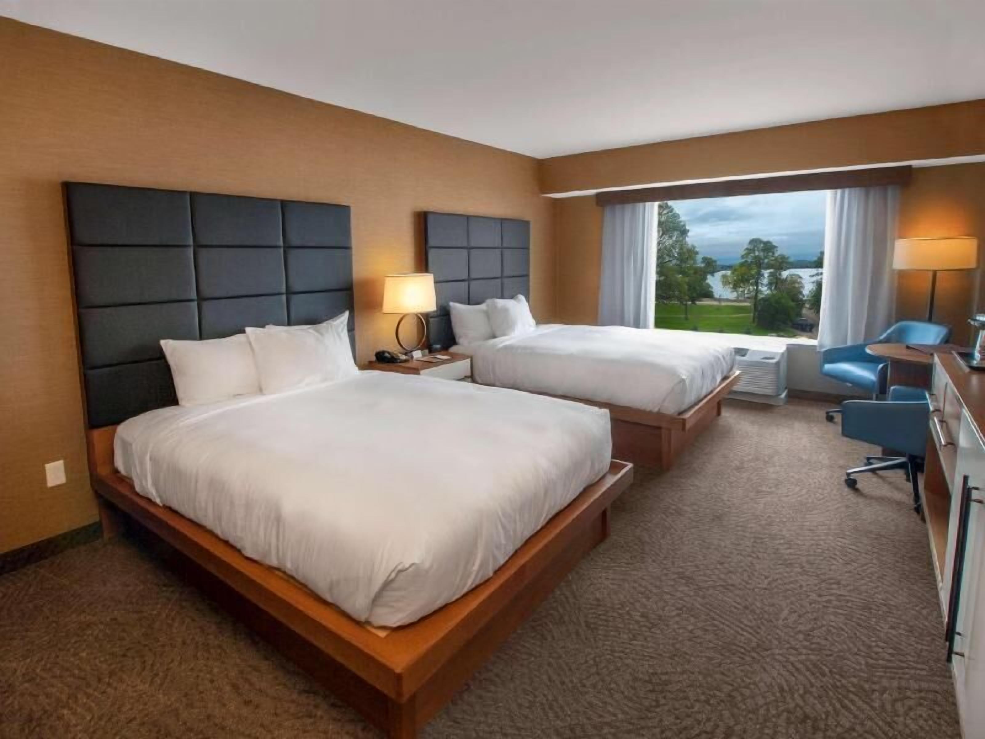 Premium bedding, in-room safe, iron/ironing board