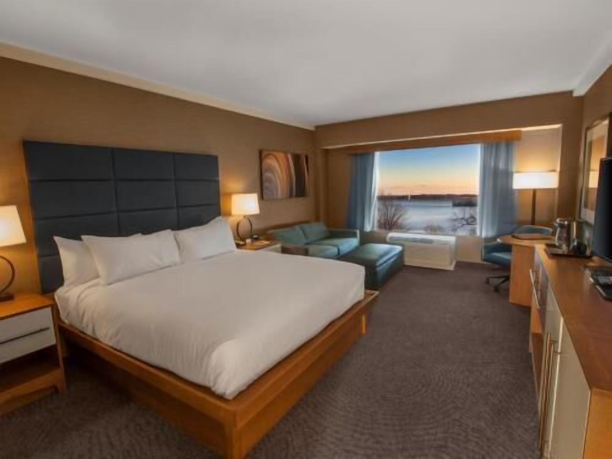 Premium bedding, in-room safe, iron/ironing board