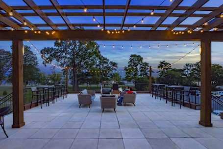 Terrace/patio. DoubleTree by Hilton Hotel Niagara Falls New York