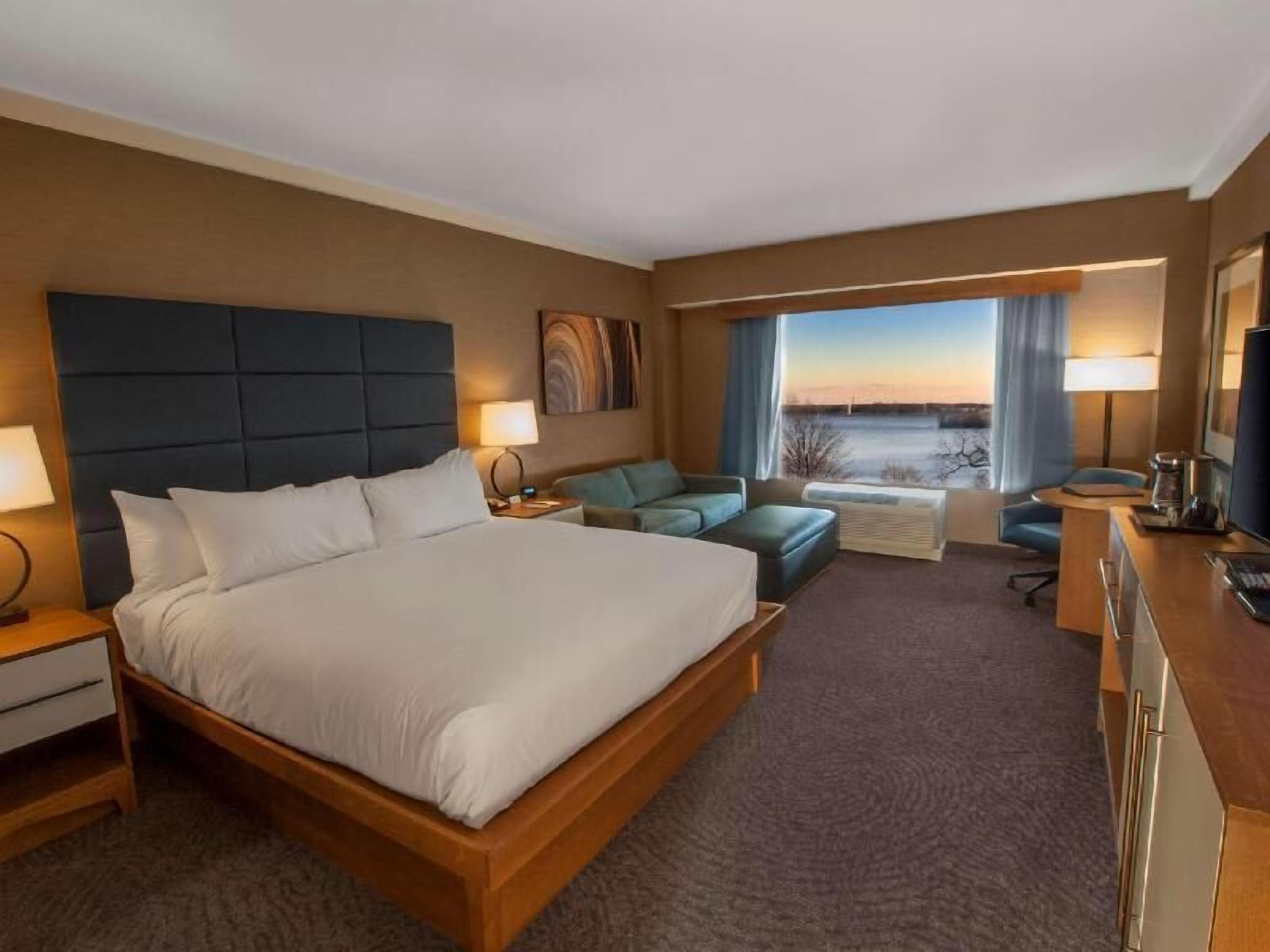 Premium bedding, in-room safe, iron/ironing board