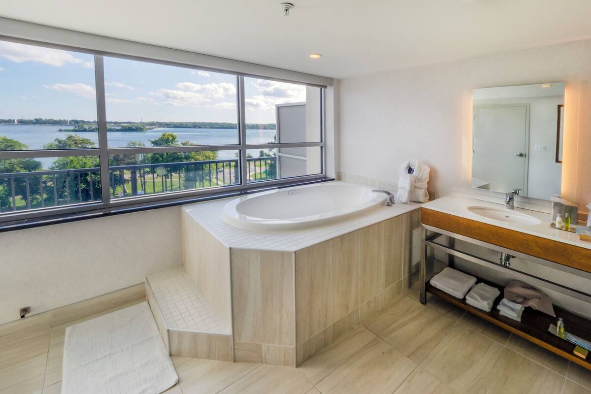 room, 1 king bed, jetted tub, river view (balcony) | bathroom | shower, free toiletries, hair dryer, towels