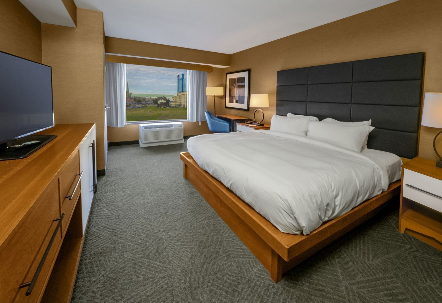 Premium bedding, in-room safe, iron/ironing board