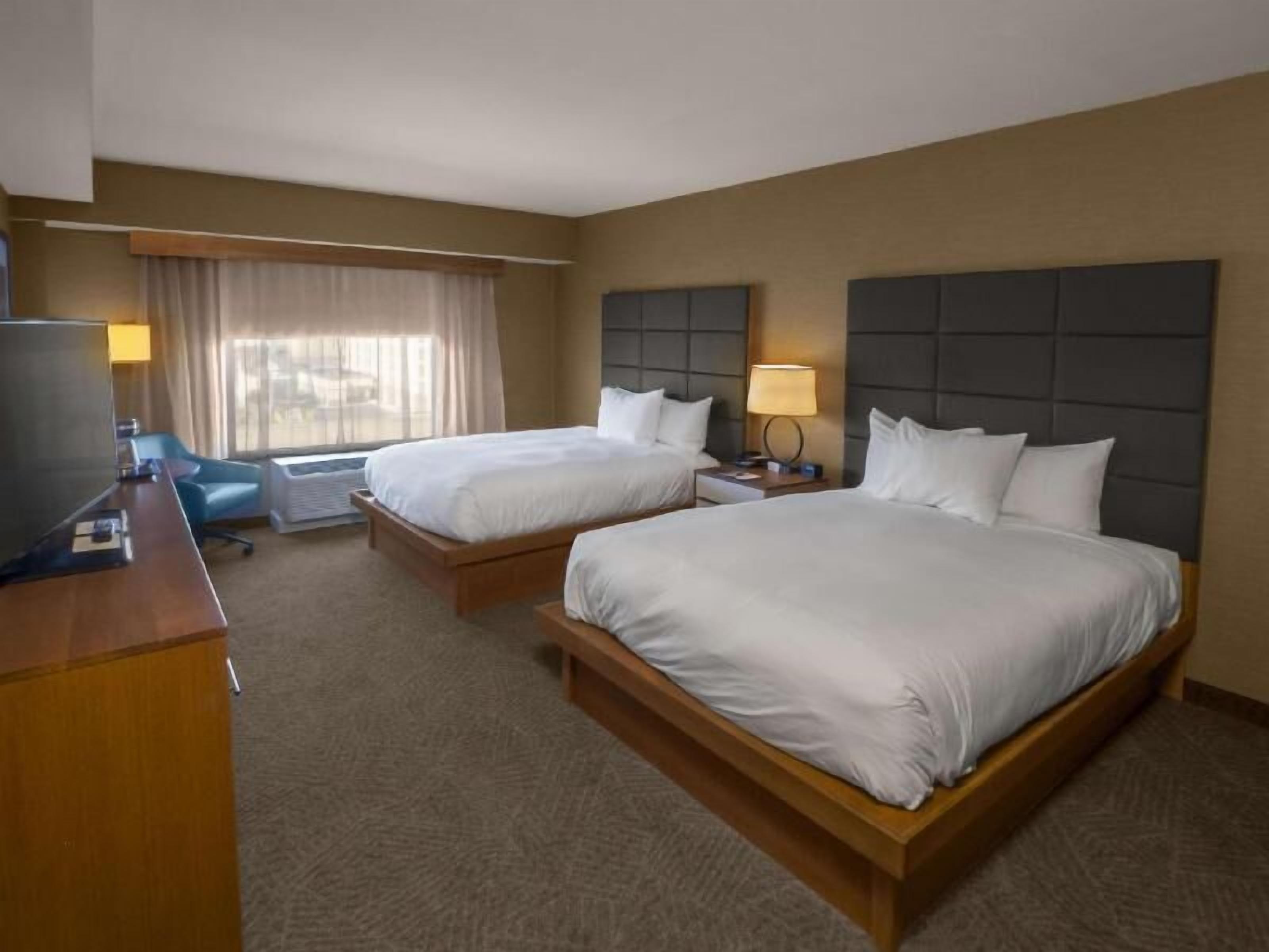 Premium bedding, in-room safe, iron/ironing board