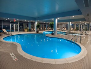 Indoor pool, sun loungers