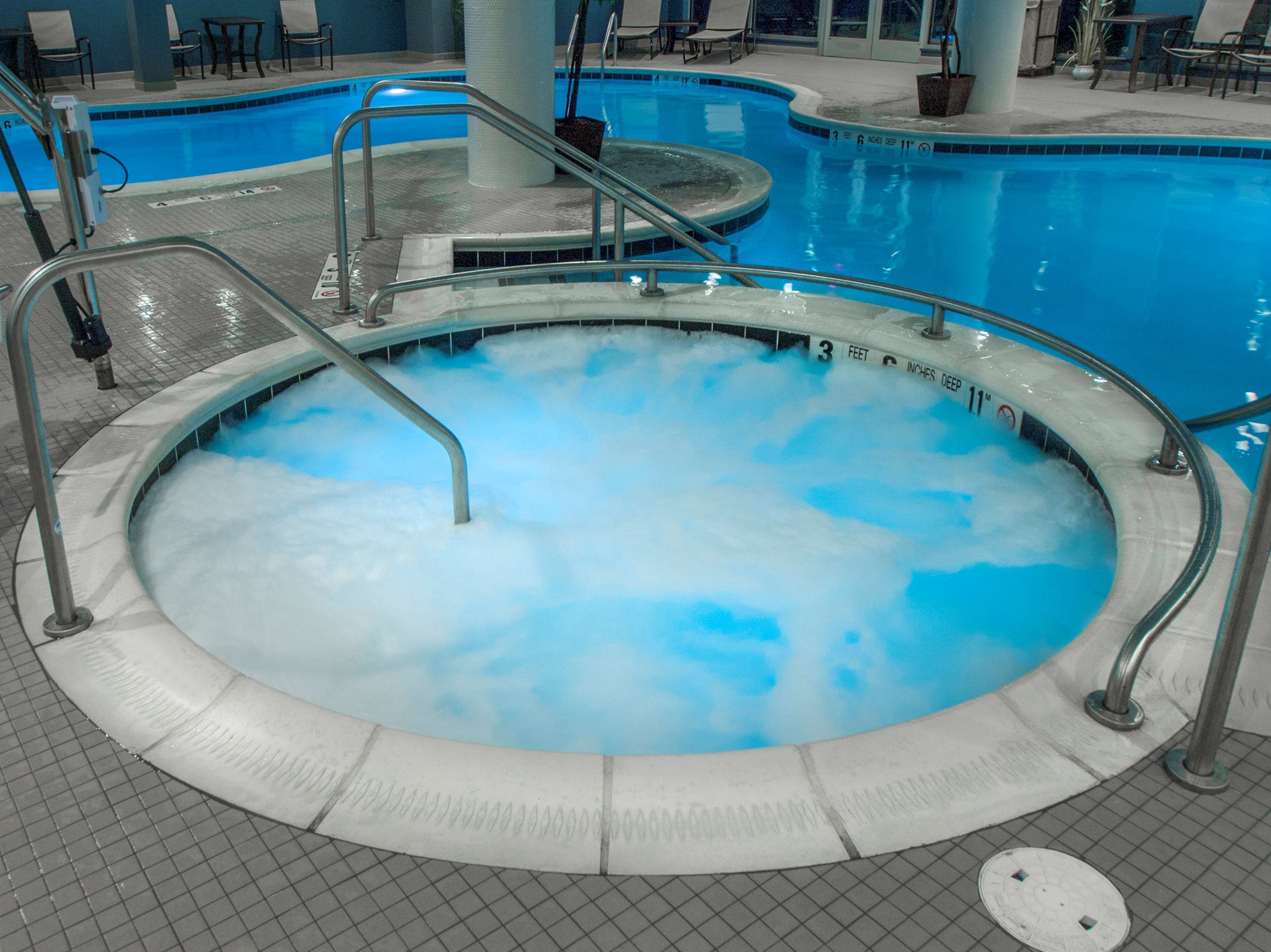 Hồ bơi trong nhà, ghế dài tắm nắng 