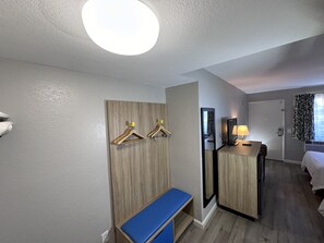 In-room safe, desk, laptop workspace, iron/ironing board - Days Inn by Wyndham San Marcos (San Marcos)