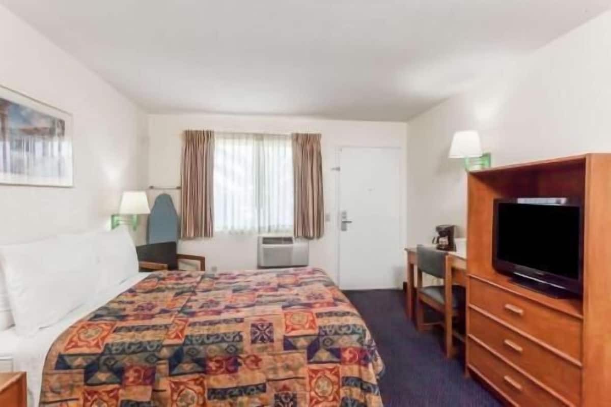 In-room safe, desk, laptop workspace, iron/ironing board