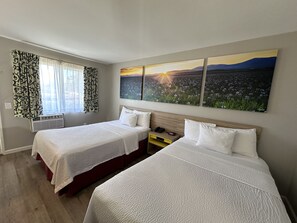 In-room safe, desk, laptop workspace, iron/ironing board - Days Inn by Wyndham San Marcos (San Marcos)