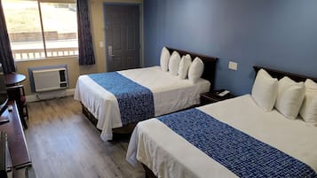 Standardzimmer, 2 Queen-Betten | Schreibtisch, laptopgeeigneter Arbeitsplatz, Bügeleisen/Bügelbrett