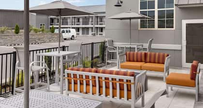 Days Inn & Suites by Wyndham Bowling Green
