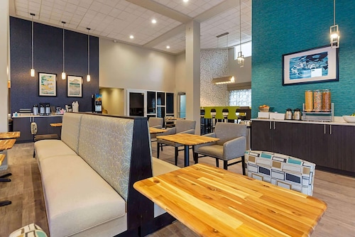 Days Inn & Suites by Wyndham Bowling Green