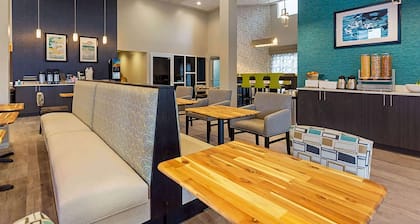 Days Inn & Suites by Wyndham Bowling Green