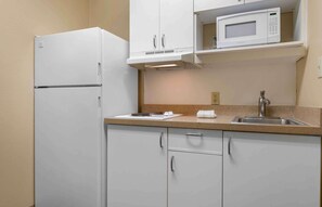 Estudio, 1 cama de matrimonio grande, no fumadores | Cocina privada | Frigorífico grande, microondas, placa de cocina y cafetera o tetera