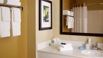 Combined shower/bathtub, free toiletries, hair dryer, towels