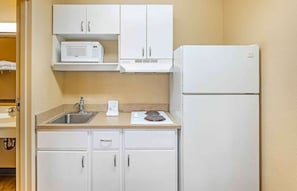 Full-sized fridge, microwave, stovetop - Studio 6 Suites Sacramento Northgate CA (Sacramento)