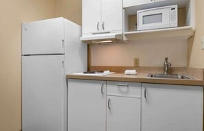 Habitación, 2 camas matrimoniales, para no fumadores, cocina | Cocina privada | Refrigerador con congelador, microondas y parrilla de estufa 