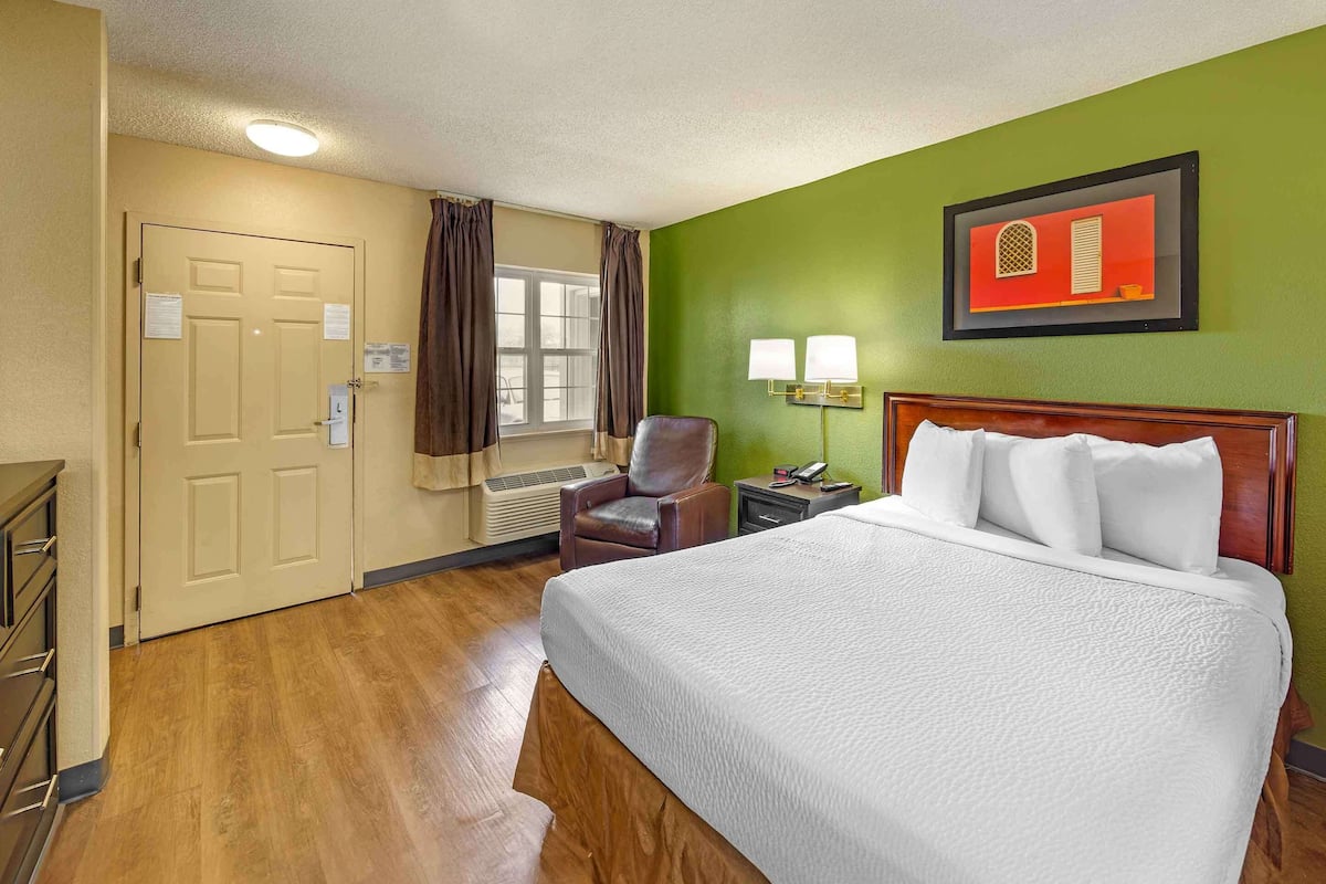 Studio, 1 Queen Bed, Non Smoking | Desk, blackout curtains, iron/ironing board, rollaway beds