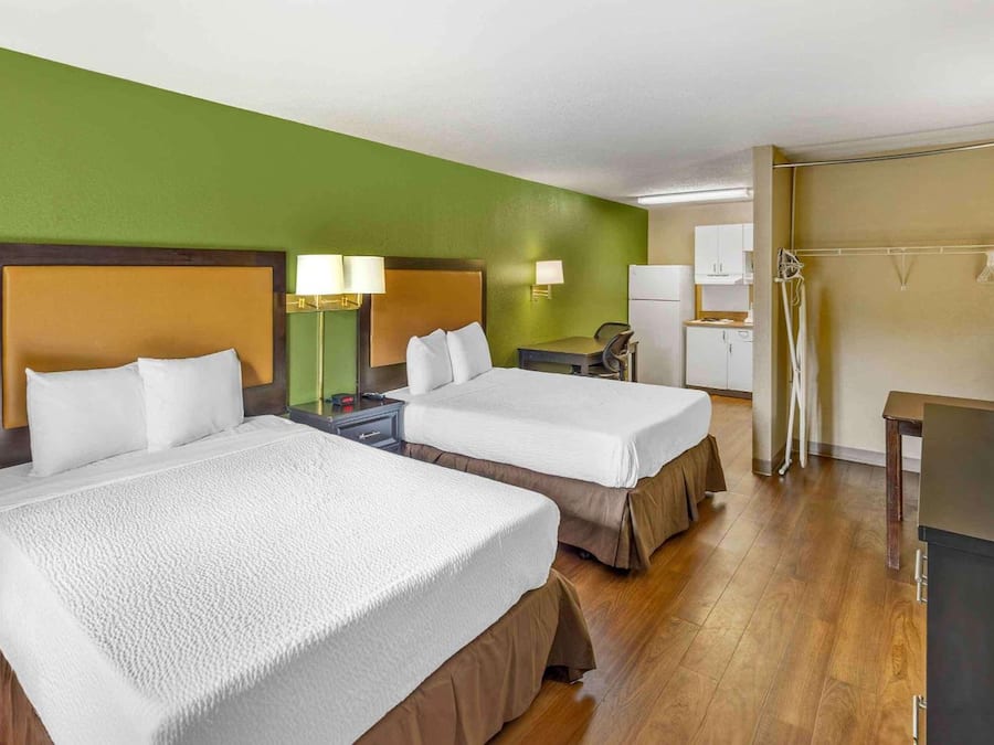 Escritorio, cortinas blackout, wifi gratis y ropa de cama