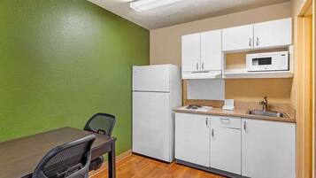 Großer Kühlschrank, Mikrowelle, Herdplatte