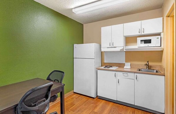 Full-sized fridge, microwave, stovetop