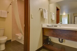 Ensemble douche/baignoire, articles de toilette gratuits, sèche-cheveux