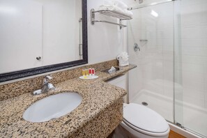 Duschwanne, kostenlose Toilettenartikel, Haartrockner, Handtücher