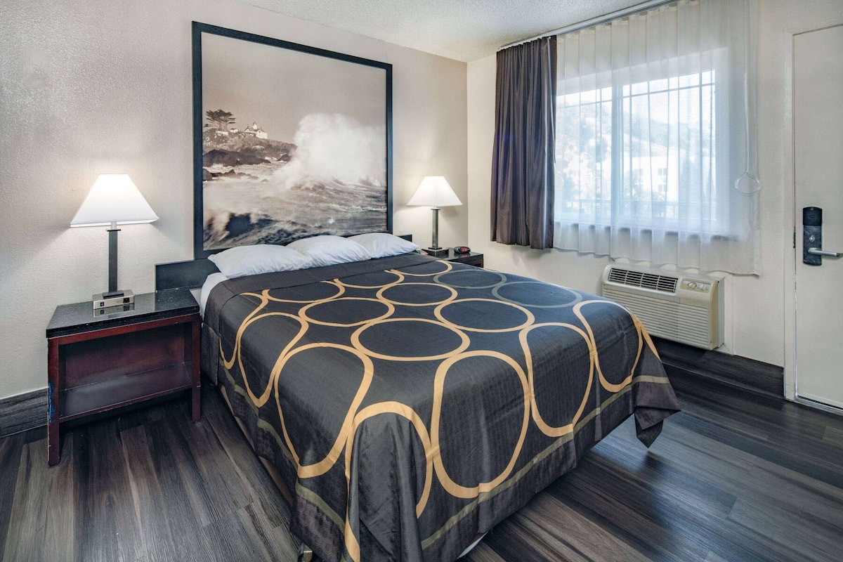 Desk, iron/ironing board, free WiFi, bed sheets