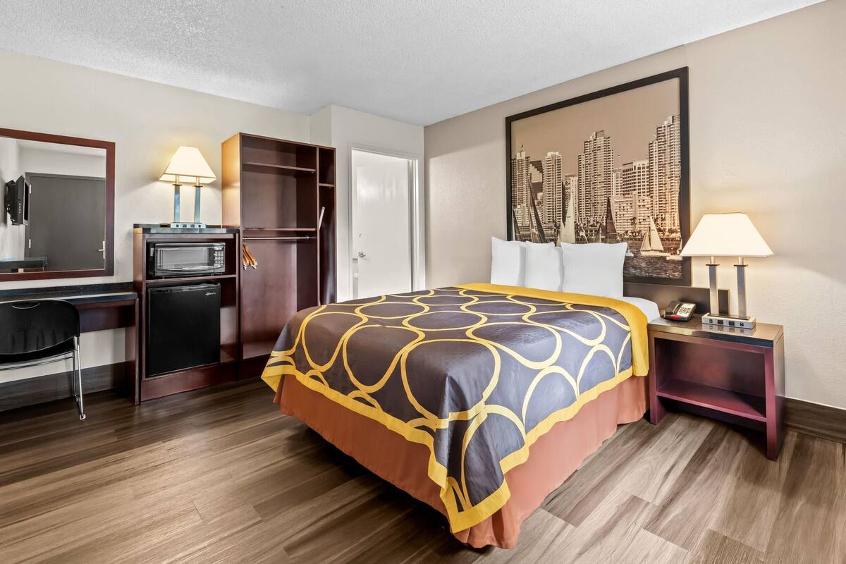 Basic Room, 1 Queen Bed, Accessible, Non Smoking (Mobility/Hearing) | Desk, iron/ironing board, free WiFi, bed sheets