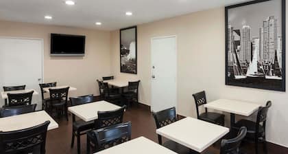 Super 8 by Wyndham San Diego Hotel Circle