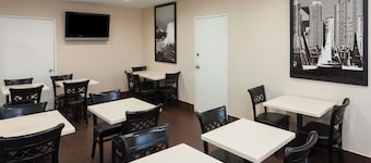 Super 8 by Wyndham San Diego Hotel Circle