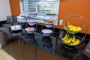 Free buffet breakfast  - Sleep Inn Ormond Beach - Daytona (Ormond Beach)