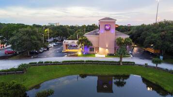 Fassade der Unterkunft – Abend/Nacht