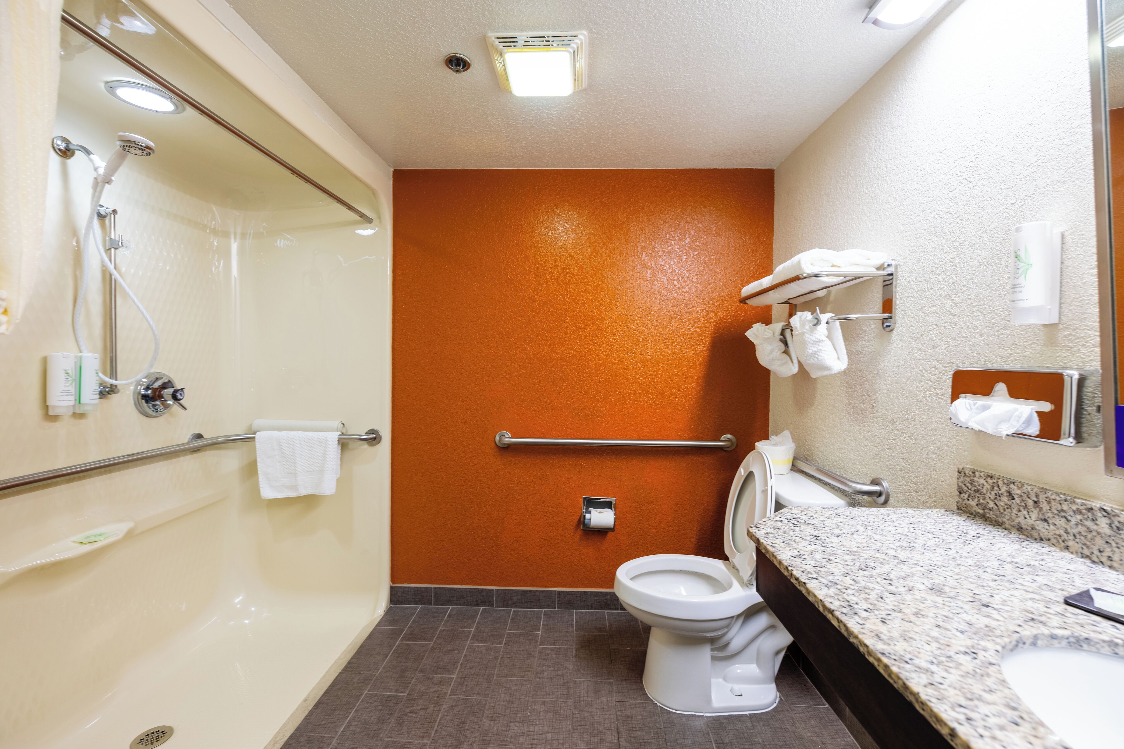 Un baño con ducha, inodoro y lavabo.
