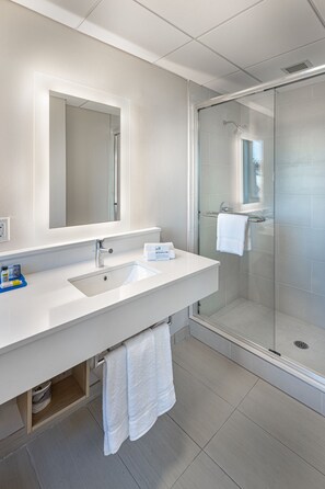 Amenidades de baño gratuitas, secadora de cabello, toallas 