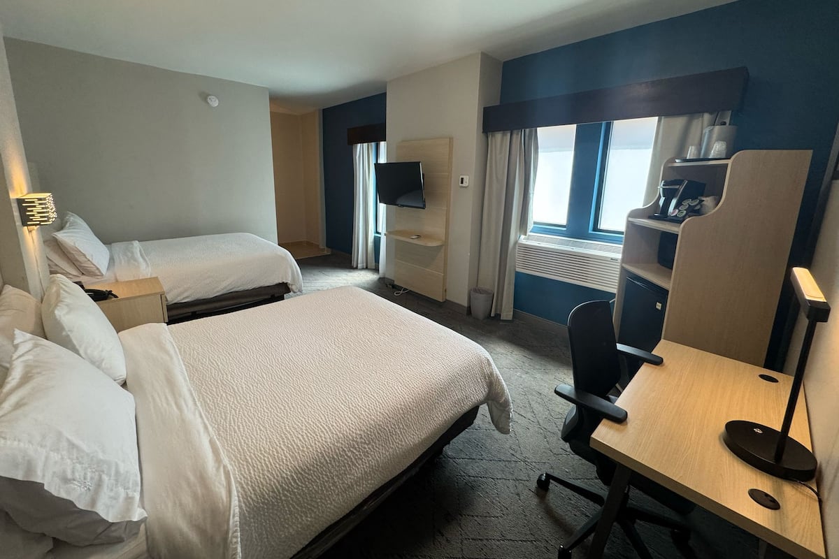 Suite, 2 Tempat Tidur Queen | 1 kamar tidur, seprai premium, dan selimut bulu angsa