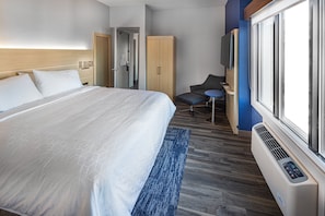 Premium bedding, down comforters, laptop workspace, blackout drapes - Holiday Inn Express and Suites Atlanta Downtown by IHG (Atlanta)