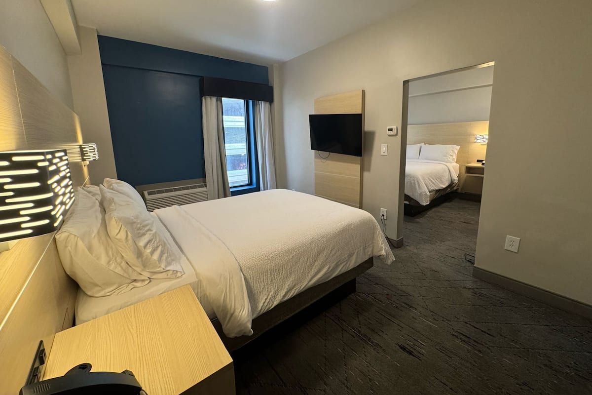 Suite, 2 Tempat Tidur Queen, akses difabel (Mobility, Accessible Tub) | 1 kamar tidur, seprai premium, dan selimut bulu angsa